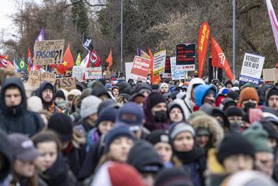 Tausende protestieren gegen AfD-Bundesparteitag in Riesa-stock-photo