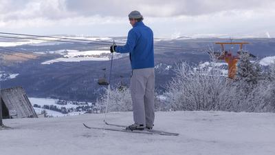 So langsam geht Schneetief Charly die Puste aus. Die letzten kr?ftigen Windb?en und Schneeschauer gab es am Nachmittag i-stock-photo