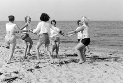 Das Müttergenesungswerk Seefrieden in Grömitz Reigen am Ostseestrand, 1966. Round dance on the Baltic Sea beach, 1966.,-stock-foto