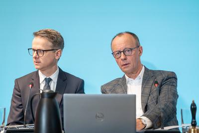 Bundesvorstandsklausur der CDU Deutschlands in Hamburg - Friedrich Merz, Parteivorsitzender und Kanzlerkandidat (rechts), mit seinem Generalsekret?r Carsten Linnemann, beim Auftakt der Klausurtagung-stock-photo