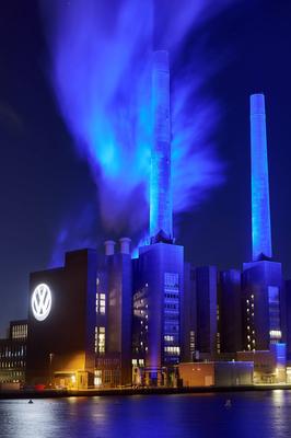 Beleuchtetes Heizkraftwerk Wolfsburg Nord/S?d-stock-photo