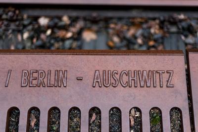Berlin Auschwitz steht an dem Mahnmal Gleis 17 am 27 01 2019 am S Bahnhof Grunewald in Berlin De-stock-photo