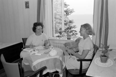 Norddeutschland Frauen in der M?ttererholung, Deutschland 1960er Jahre. Mothers recovering at a spa holiday, Germany 196-stock-foto