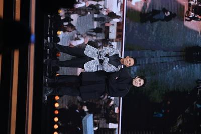 BEIJING, CHINA - JANUARY 11: Actor Wang Baoqiang and Liu Haoran (R) stand on the stage during the 2024 Weibo Night on Ja-stock-foto