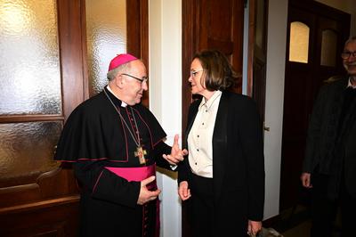 Bischof Wolfgang Ipolt und Generalsuperintendentin Theresa Rinecker beim Neujahrsempfang des Bischofs des Bistum G?rlitz-stock-foto
