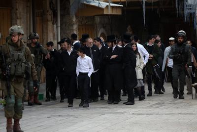 Israeli settlers escorted by Israeli forces participate in a provocative tour in Hebron-stock-foto