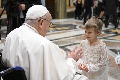 ITALY - POPE FRANCIS  RECEIVES IN PRIVATE AUDIENCE CHILDREN GUESTS OF THE PEDIATRIC ONCOLOGY CLINIC IN WRODAW AT  THE  VATICAN - 2025/1/10-stock-foto