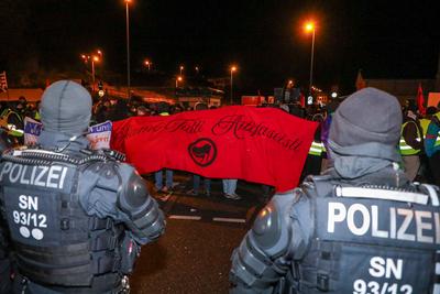 Riesa - 10.000 Menschen erwartet: Gro?demonstration gegen AfD-Parteitag, Polizei mit Gro?aufgebot vor Ort-stock-foto