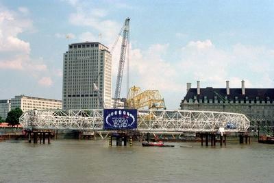 London Eye - Aufbau des gr??ten Riesenrad der Welt an der Londoner Themse-stock-foto
