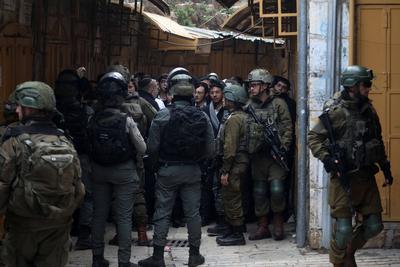 Israeli settlers escorted by Israeli forces participate in a provocative tour in Hebron-stock-foto