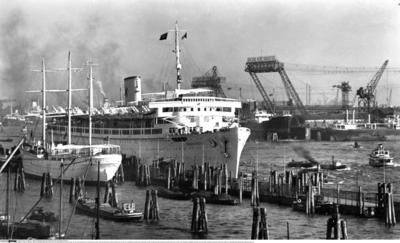 Feature / Symbol: Wilhelm Gustloff 09/20 teu Luxusliner der Nazis WILHELM GUSTLOFF an der ?berseebr?cke im Hamburger Haf-stock-foto