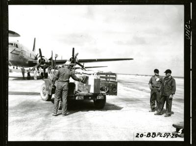 RECORD DATE NOT STATED Project 20 - Operation Greenhouse (Enewetak) Test Activities. Monitor Checking Radioactive Sample-stock-foto