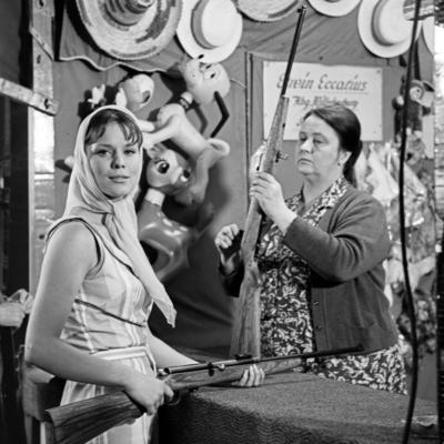 Corinne und der Seeb?r, Fernsehfilm, Deutschland 1966, Regie: Thomas Engel, Darsteller: Marthe Keller (links) Copyright-stock-foto