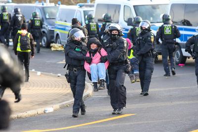 Riesa - 10.000 Menschen erwartet: Gro?demonstration gegen AfD-Parteitag, Polizei mit Gro?aufgebot vor Ort-stock-foto