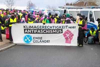 Riesa - 10.000 Menschen erwartet: Gro?demonstration gegen AfD-Parteitag, Polizei mit Gro?aufgebot vor Ort-stock-foto