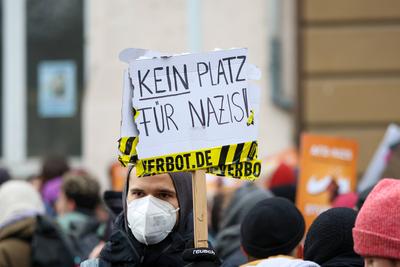 Riesa - 10.000 Menschen erwartet: Gro?demonstration gegen AfD-Parteitag, Polizei mit Gro?aufgebot vor Ort-stock-foto