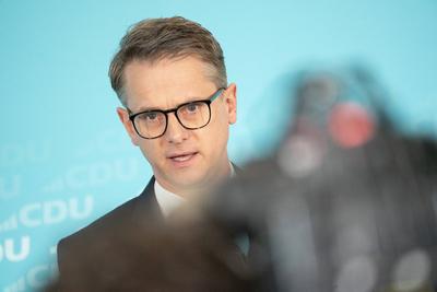Bundesvorstandsklausur der CDU Deutschlands in Hamburg - Generalsekret?r Carsten Linnemann gibt vor Beginn der Klausurtagung ein Statement ab-stock-foto