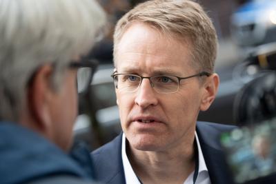 Bundesvorstandsklausur der CDU Deutschlands in Hamburg -  Ministerpr?sident Daniel G?nther gibt bei seiner Ankunft ein Interview-stock-photo