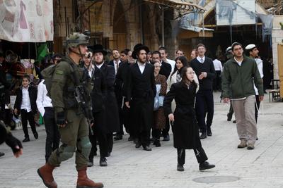 Israeli settlers escorted by Israeli forces participate in a provocative tour in Hebron-stock-foto