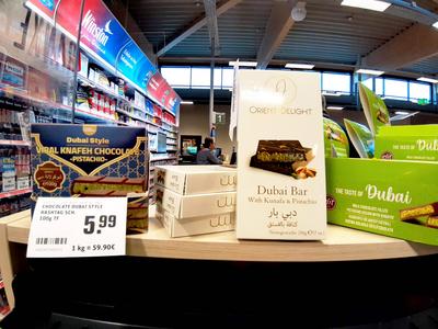 REWE-Einkauf in einem Supermarkt oder Discounter-stock-foto