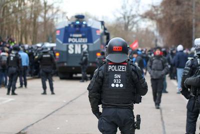Riesa - 10.000 Menschen erwartet: Gro?demonstration gegen AfD-Parteitag, Polizei mit Gro?aufgebot vor Ort-stock-foto