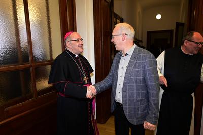 Bischof Wolfgang Ipolt und Maik Gloge beim Neujahrsempfang des Bischofs des Bistum G?rlitz, Wolfgang Ipolt im St.-Otto-S-stock-foto