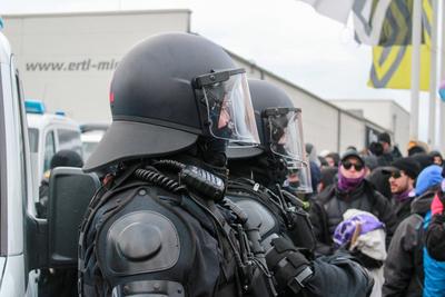 Riesa - 10.000 Menschen erwartet: Gro?demonstration gegen AfD-Parteitag, Polizei mit Gro?aufgebot vor Ort-stock-foto