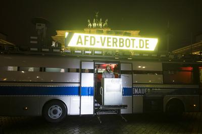 "Der Adenauer", Bus des ZPS vor dem Brandenburger Tor, Berlin, 10.01.2025-stock-photo