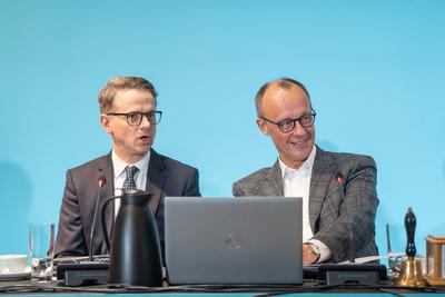 Bundesvorstandsklausur der CDU Deutschlands in Hamburg - Friedrich Merz, Parteivorsitzender und Kanzlerkandidat (rechts), mit seinem Generalsekret?r Carsten Linnemann, beim Auftakt der Klausurtagung-stock-photo