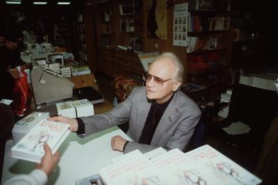 Ephraim Kishon 01/91 he Mann Autor quer halb sitzend wei?haarig Brille Sakko kariert Hemd schwarz Krawatte schwarz Schre-stock-foto