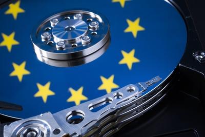 Symbolfoto zum Thema Datenschutz. Nahaufnahme einer Festplatte auf der sich die Flagge der europaeischen Union spiegelt-stock-photo