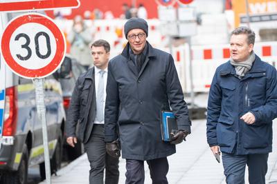 Bundesvorstandsklausur der CDU Deutschlands in Hamburg - Ankunft von Friedrich Merz, Parteivorsitzender und Kanzlerkandidat, mit seinem Sprecher Hero Warrings (rechts)-stock-photo