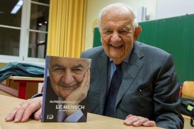 Alfred Grosser Le Mensch Die Ethik der Identit?ten Wer bestimmt was der Mensch ist als Individuu-stock-foto