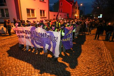Riesa - 10.000 Menschen erwartet: Gro?demonstration gegen AfD-Parteitag, Polizei mit Gro?aufgebot vor Ort-stock-foto