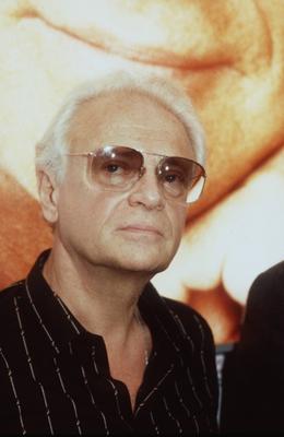 Ephraim Kishon 10/86 rag Mann Autor hoch Portrait Brille wei?haarig T-Shirt schwarz gestreift ernst-stock-foto