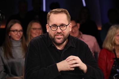 Paul Ronzheimer, Kriegsreporter und Journalist, zu Gast in der NDR Talk Show, Fototermin am 10.1.2025 im Fernsehstudio H-stock-foto