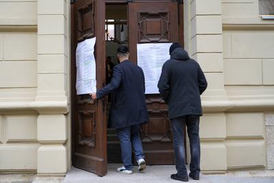 Kroatien: Stichwahl / Zweite Runde Pr?sidentschaftswahl, 2024/2025 - Zagreb, Kroatien *** Croatia Run-off second round p-stock-photo