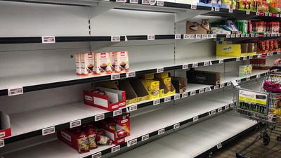 Hamsterk?ufe im Kreis Ludwigsburg: Leerstehende Regale - Hinweisschilder weisen Kunden in Gerlingen auf fehlende Desinfe-stock-foto