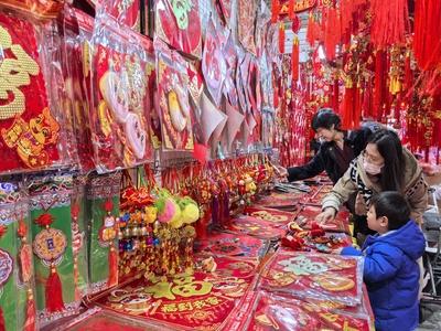 BEIJING, CHINA - JANUARY 11: People select festive decorations during the 29th Beijing New Year Goods Fair at the Nation-stock-foto
