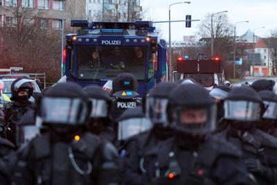 Riesa - 10.000 Menschen erwartet: Gro?demonstration gegen AfD-Parteitag, Polizei mit Gro?aufgebot vor Ort-stock-foto