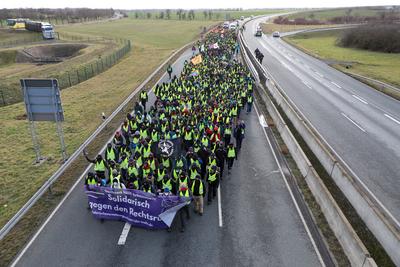 Riesa - 10.000 Menschen erwartet: Gro?demonstration gegen AfD-Parteitag, Polizei mit Gro?aufgebot vor Ort-stock-foto