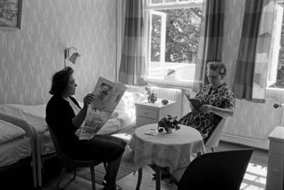 Das Müttergenesungswerk Seefrieden in Grömitz Zwei lesende Frauen, 1966. Two women reading, 1966., Deutschland Copyright-stock-foto