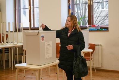 Kroatien: Stichwahl / Zweite Runde Pr?sidentschaftswahl, 2024/2025 - Zagreb, Kroatien *** Croatia Run-off second round p-stock-photo
