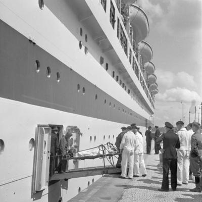 Wilhelm Gustloff Original-Bildunterschrift: Ausladung von Verwundeten der Wilhelm Gustloff in der Heimat, Deutschland 19-stock-foto
