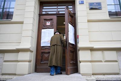 Kroatien: Stichwahl / Zweite Runde Pr?sidentschaftswahl, 2024/2025 - Zagreb, Kroatien *** Croatia Run-off second round p-stock-photo