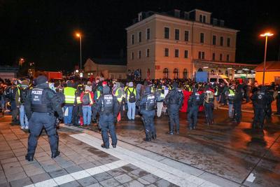 Riesa - 10.000 Menschen erwartet: Gro?demonstration gegen AfD-Parteitag, Polizei mit Gro?aufgebot vor Ort-stock-foto