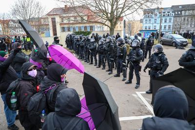 Riesa - 10.000 Menschen erwartet: Gro?demonstration gegen AfD-Parteitag, Polizei mit Gro?aufgebot vor Ort-stock-foto