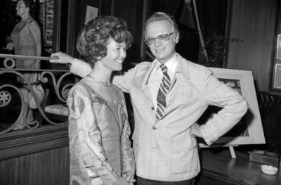 Der israelische Schriftsteller und Satiriker Ephraim Kishon mit Inge Ungewitter in M?nchen, Deutschland 1970er Jahre. Is-stock-foto