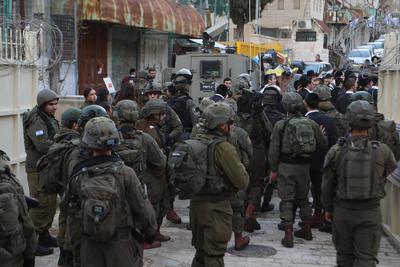 Israeli settlers escorted by Israeli forces participate in a provocative tour in Hebron-stock-foto