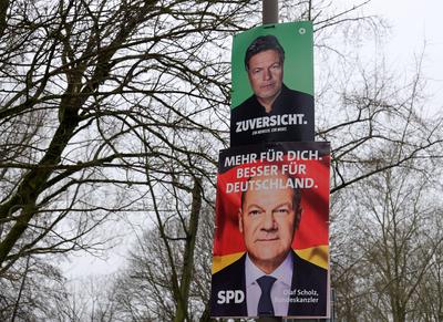 11.01.2025,Deutschland, NRW,Politik, Wahl zum 21. Deutschen Bundestag am 23.2.2025, Bundesregierung,Kanzlerkandidat Robert Habeck auf einem Plakat der Partei B?ndnis 90 / Die Gr?nen, unten Bundeskanzler Olaf Scholz von der SPD, Bundestagswahl, Wahlplakat, Wahlkampf,-stock-foto